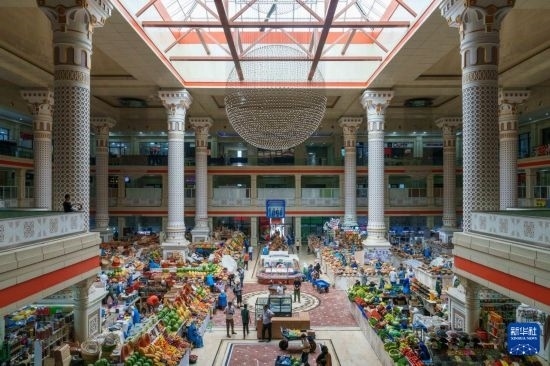 這是7月1日在塔吉克斯坦首都杜尚別拍攝的大巴扎內(nèi)景。新華社記者 周荻瀟 攝