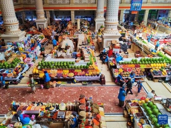 這是7月3日在塔吉克斯坦首都杜尚別拍攝的大巴扎內(nèi)景。新華社記者 燕雁 攝