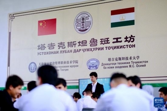 6月14日，學(xué)生們?cè)谒怂固故锥级派袆e的魯班工坊內(nèi)學(xué)習(xí)。新華社記者 鄭開君 攝