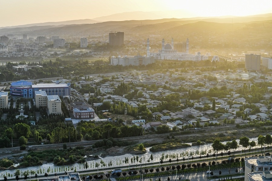 這是2024年6月26日拍攝的塔吉克斯坦首都杜尚別城市風(fēng)光。新華社記者 曹陽(yáng) 攝