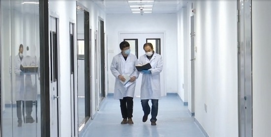 中國(guó)科學(xué)院贛江創(chuàng)新研究院科研人員在交流。（贛州市贛縣區(qū)融媒體中心供圖）