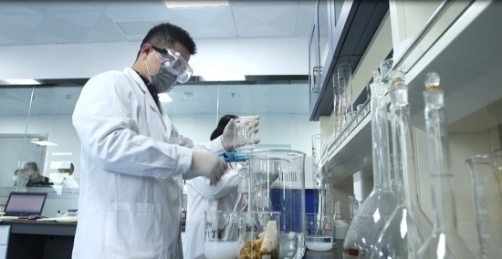 中國(guó)科學(xué)院贛江創(chuàng)新研究院科研人員在做實(shí)驗(yàn)。