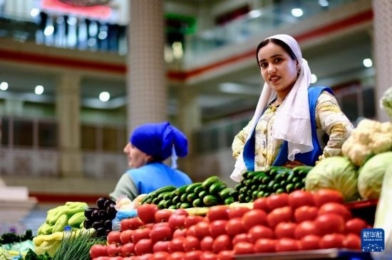這是6月13日在塔吉克斯坦首都杜尚別大巴扎內(nèi)拍攝的營業(yè)者。新華社記者 鄭開君 攝
