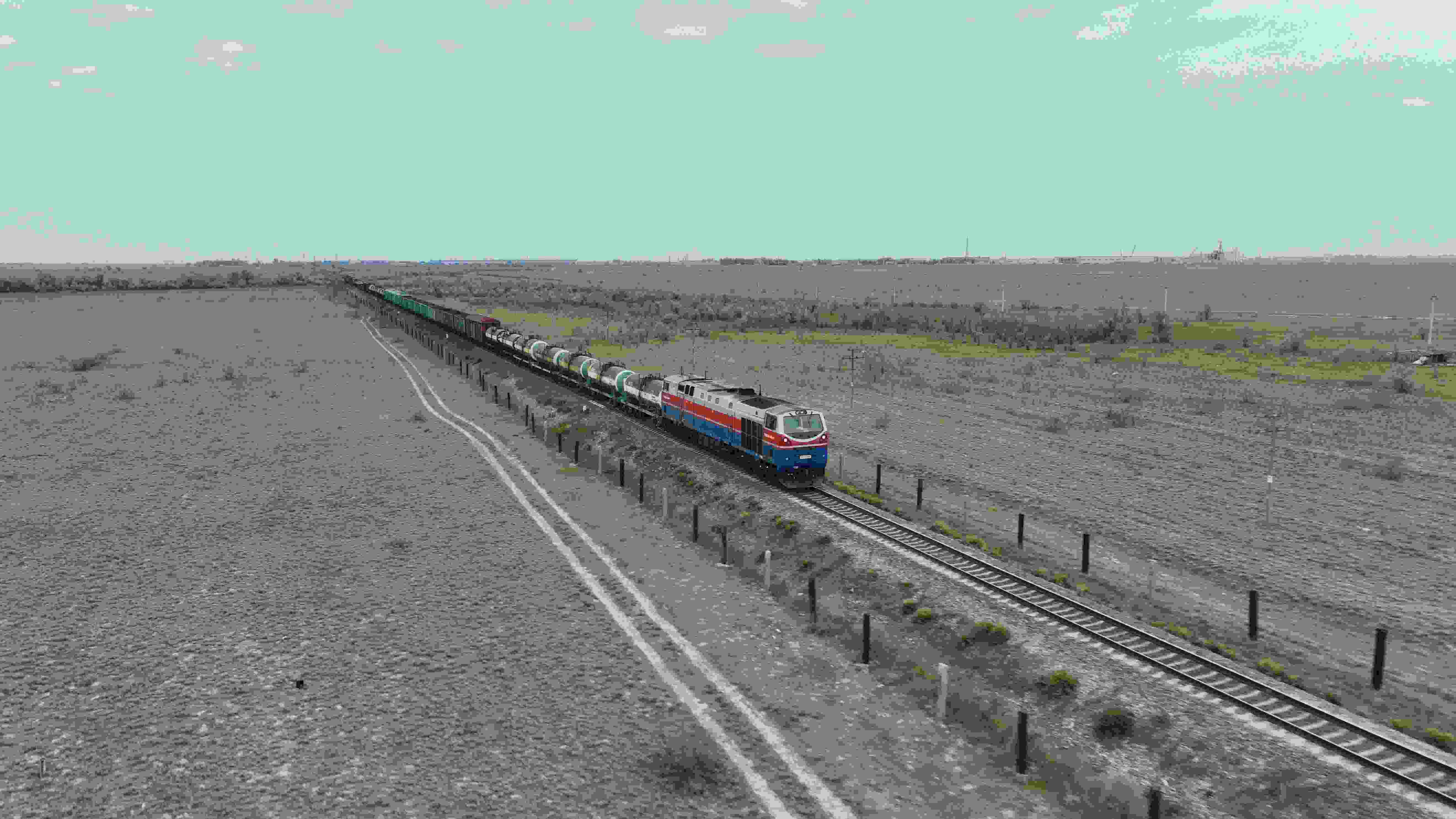 △ 2023年5月12日，在哈薩克斯坦阿拉木圖附近，貨運列車馳騁于阿拉木圖與中國霍爾果斯間（無人機照片）。