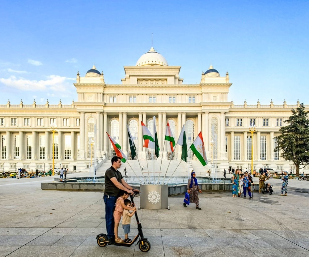 2024年7月1日，人們在塔吉克斯坦議會大樓前的廣場上休閑。