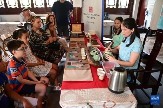 7月4日，在馬耳他桑塔露琪亞市的中國古典園林“靜園”，人們欣賞中國茶藝表演。新華社發(fā)（喬納森·博格 攝）