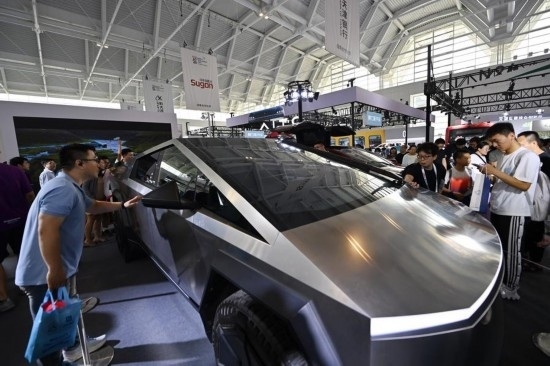 在天津舉行的2024世界智能產(chǎn)業(yè)博覽會上，觀眾在特斯拉展臺參觀（6月22日攝）。新華社記者 李然 攝