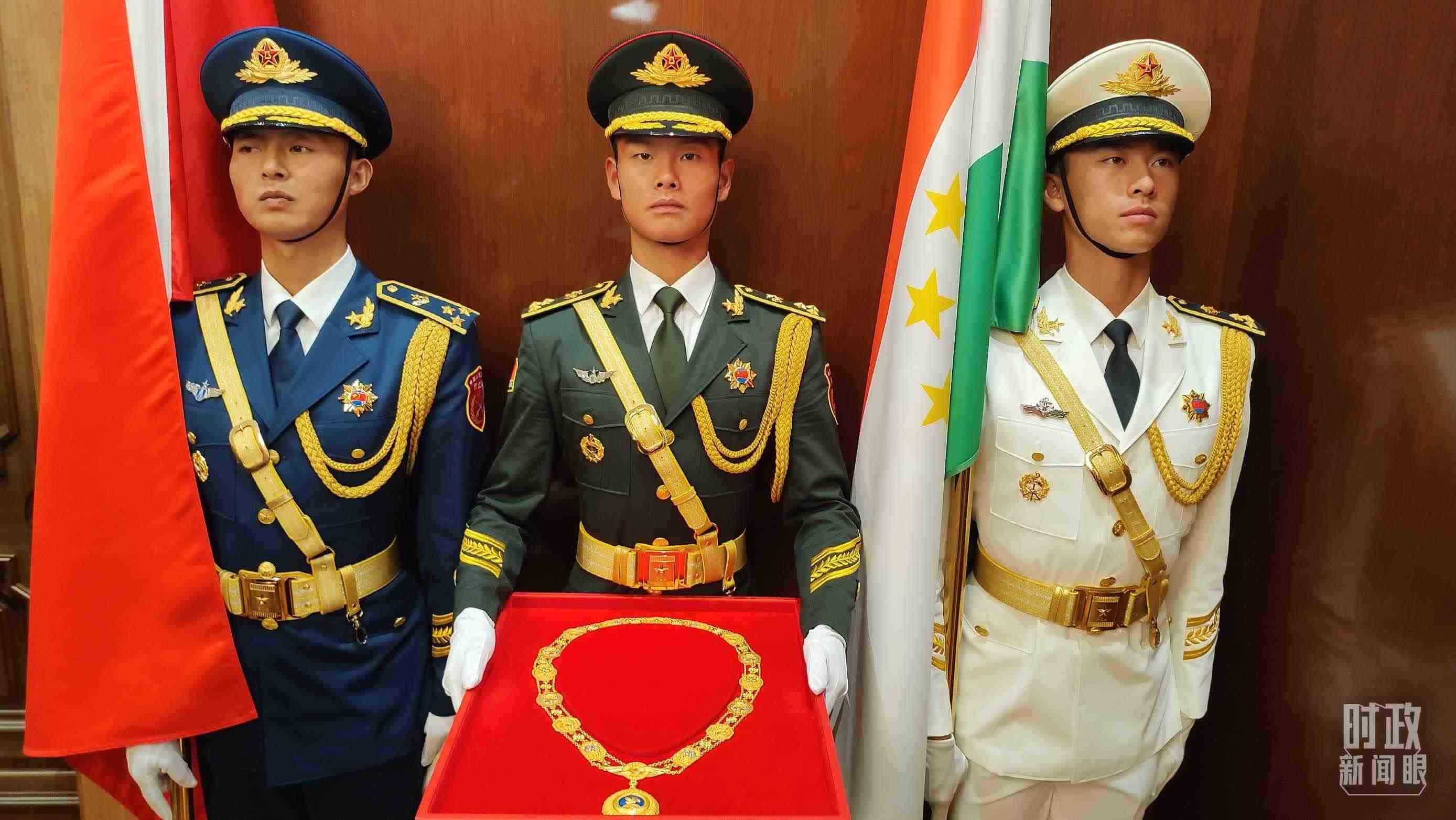 △中方儀仗兵護(hù)送“友誼勛章”入場(chǎng)。（總臺(tái)央視記者薛冠南拍攝）