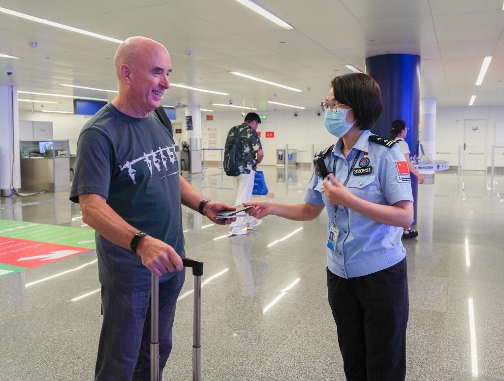  7月2日，南寧邊檢站移民管理警察引導(dǎo)外籍旅客有序通關(guān)。（南寧邊檢站供圖）