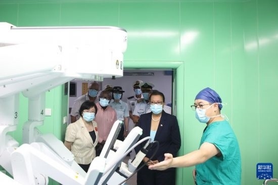 7月5日，塞舌爾衛(wèi)生部長維多在中國海軍“和平方舟”號醫(yī)院船上參觀。新華社發(fā)（劉志磊 攝）