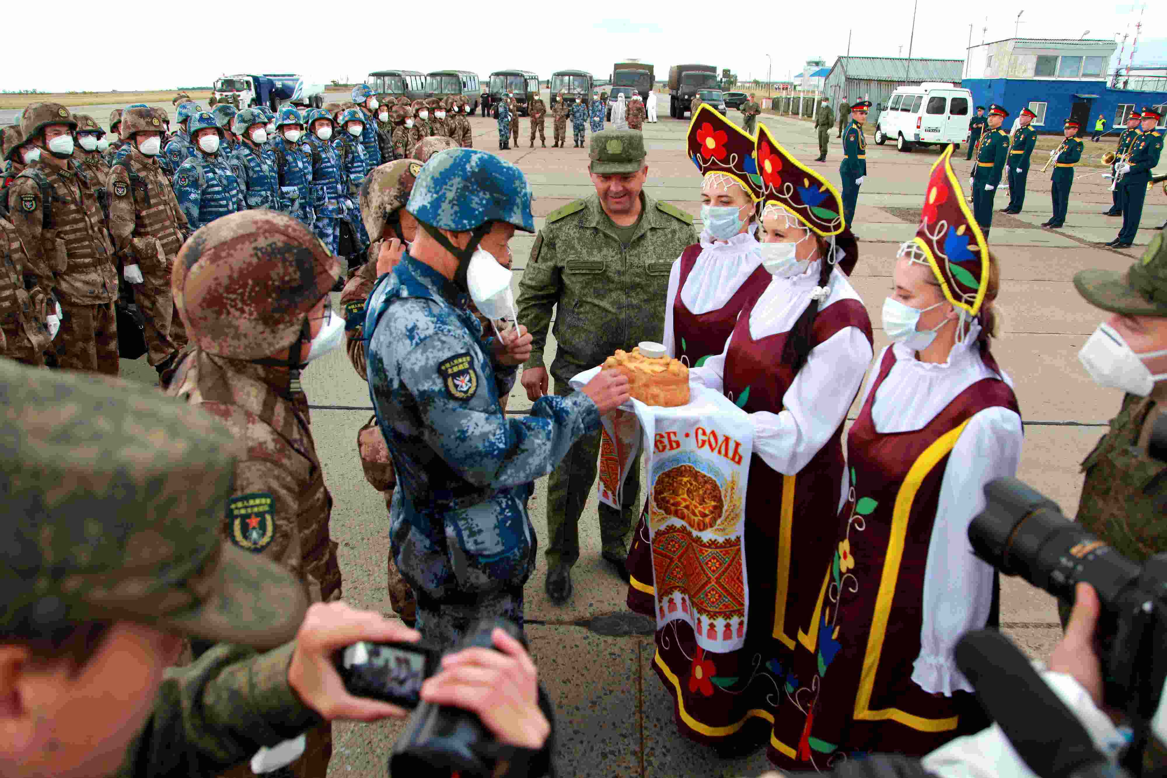 當?shù)貢r間2021年9月10日，跨境參加“和平使命-2021”上海合作組織成員國聯(lián)合反恐軍演的中方部隊導(dǎo)演部抵達俄羅斯奧倫堡“東古茲”靶場演習(xí)地域。圖為俄方人員為中方人員舉行歡迎儀式。