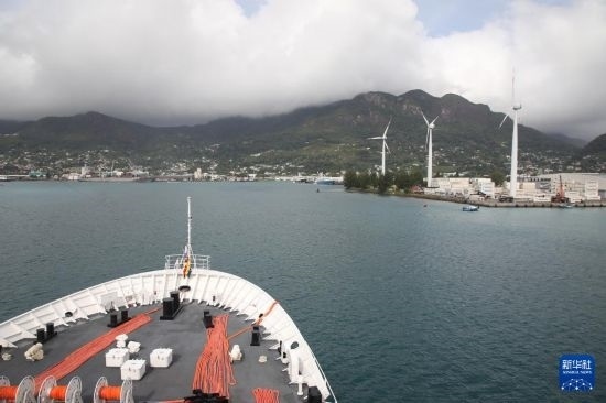 7月5日，中國海軍“和平方舟”號醫(yī)院船抵達塞舌爾維多利亞新港碼頭。新華社發(fā)（劉志磊 攝）