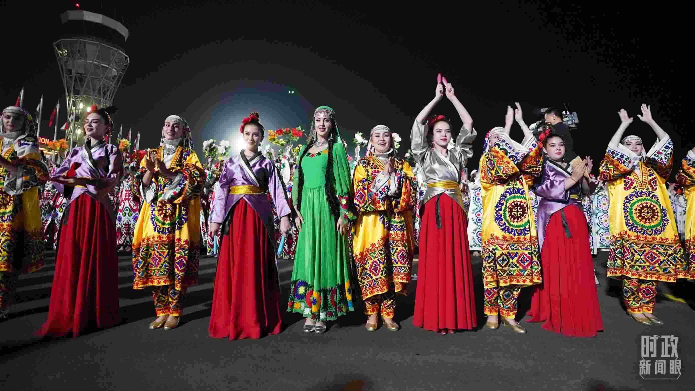 △迎賓儀式上身著民族盛裝的塔吉克斯坦青年。（總臺(tái)記者李晉拍攝）