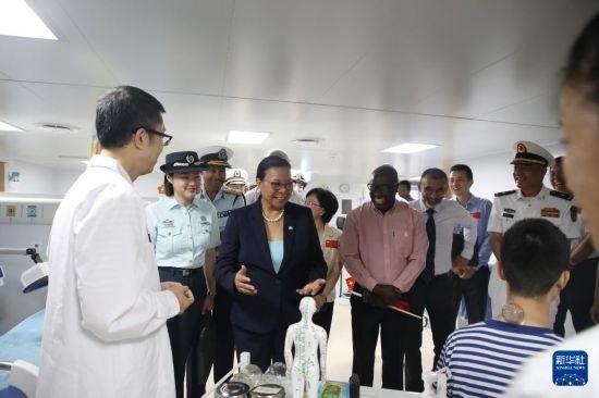 7月5日，塞舌爾衛(wèi)生部長維多在中國海軍“和平方舟”號醫(yī)院船上參觀中醫(yī)診室。新華社發(fā)（劉志磊 攝）