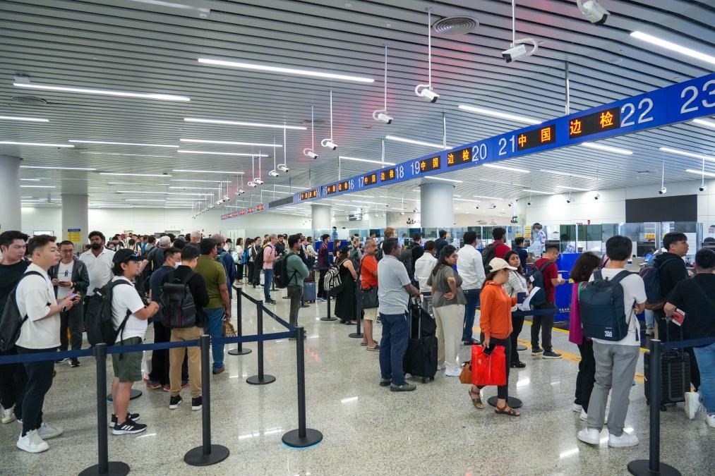 7月4日，白云邊檢站旅客通關(guān)現(xiàn)場。（白云邊檢站供圖）