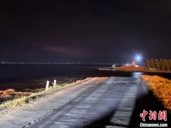  7月6日凌晨，湖南岳陽華容縣團洲垸洞庭湖一線堤防決口現(xiàn)場。中新社記者 白祖偕 攝