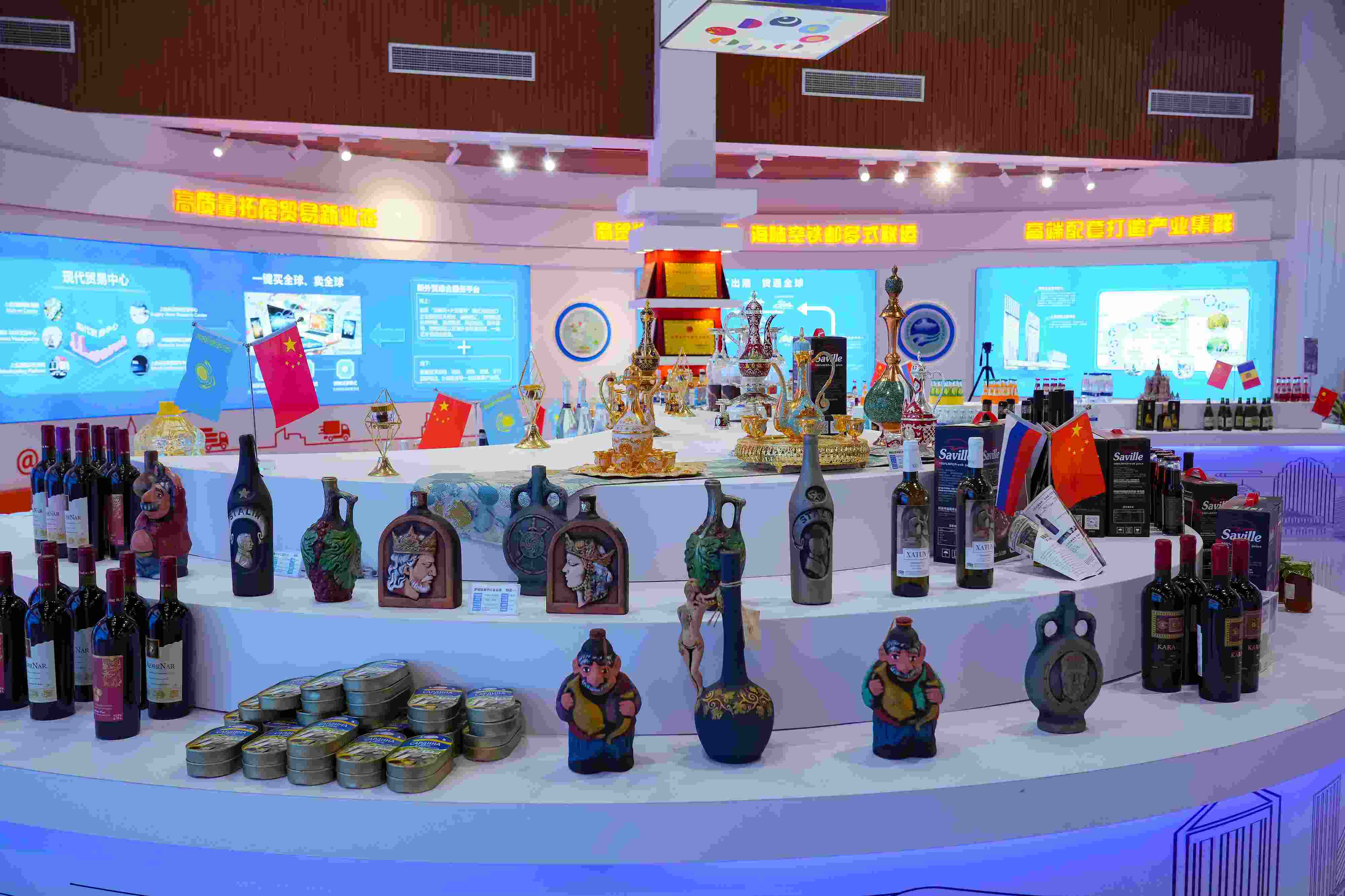 2022年10月19日，青島，上合示范區(qū)展出的上合組織國家特色商品。