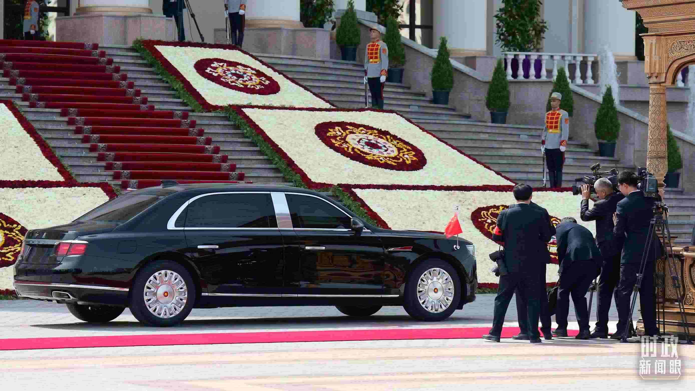 △習(xí)主席乘坐的紅旗車(chē)抵達(dá)塔總統(tǒng)府。（總臺(tái)記者李晉拍攝）