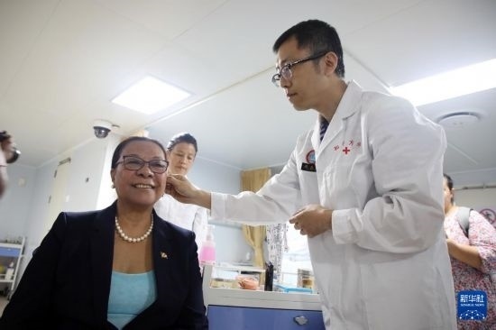 7月5日，塞舌爾衛(wèi)生部長維多在中國海軍“和平方舟”號醫(yī)院船上體驗中醫(yī)。新華社發(fā)（劉志磊 攝）