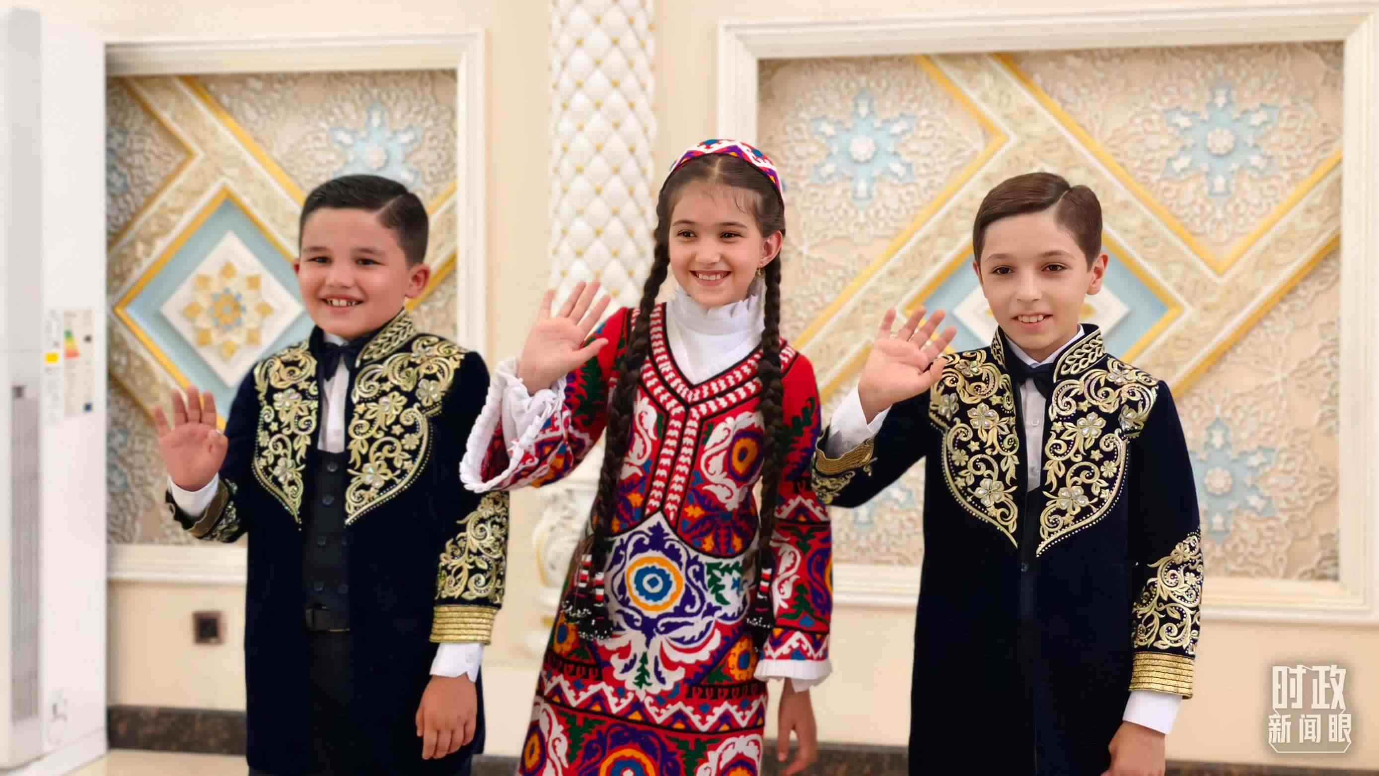 △在機(jī)場(chǎng)迎接習(xí)主席的塔吉克斯坦少年。（總臺(tái)央視記者韓銳拍攝）