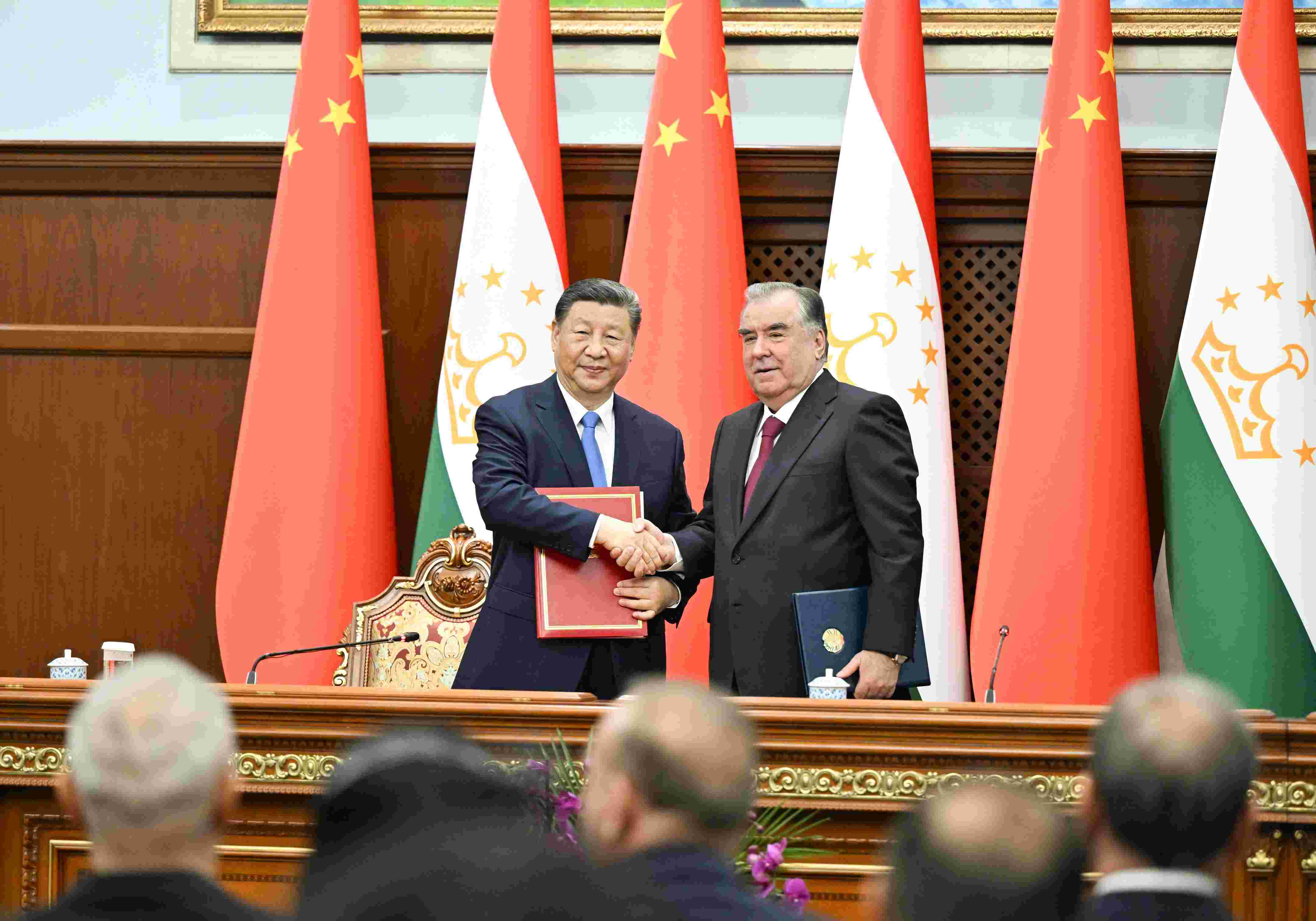 當(dāng)?shù)貢r(shí)間2024年7月5日下午，習(xí)近平主席同塔吉克斯坦總統(tǒng)拉赫蒙在杜尚別總統(tǒng)府舉行會(huì)談。會(huì)談后，兩國(guó)元首共同簽署《中華人民共和國(guó)和塔吉克斯坦共和國(guó)關(guān)于發(fā)展新時(shí)代全面戰(zhàn)略合作伙伴關(guān)系的聯(lián)合聲明》。