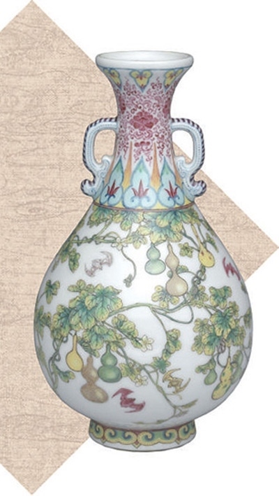 清代瓷胎畫琺瑯福壽連綿雙耳瓶。臺北故宮博物院藏