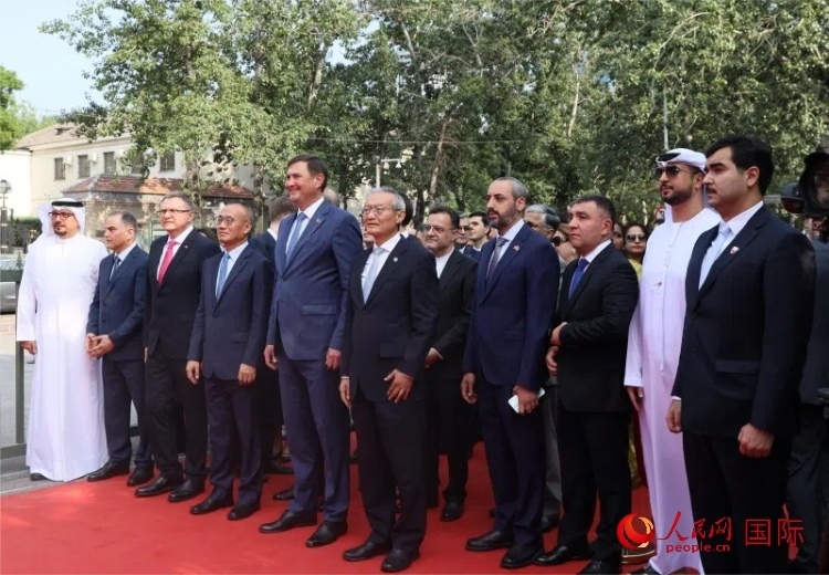 上合組織秘書(shū)長(zhǎng)及成員國(guó)駐華使節(jié)參加活動(dòng)。人民網(wǎng) 俄布拉依·對(duì)山攝