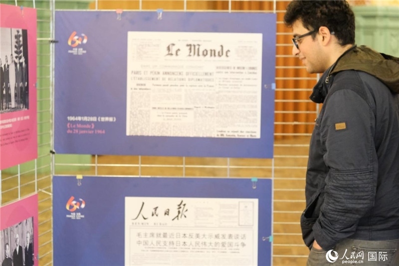 蒙達(dá)爾紀(jì)市民駐足“中法建交六十周年”圖片展。人民網(wǎng)記者 于超凡攝