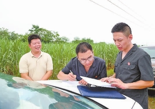 圖③：清塘后，執(zhí)行干警與某農(nóng)場(chǎng)負(fù)責(zé)人確認(rèn)魚塘交付情況。