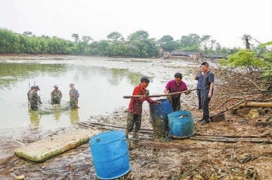 圖②：執(zhí)行干警督促凌某捕魚清塘。