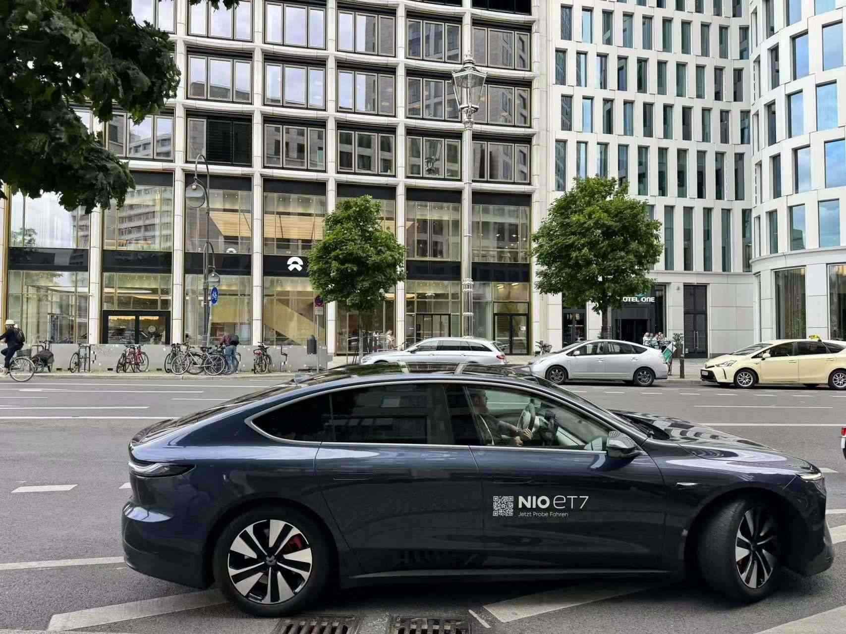 消費(fèi)者在蔚來柏林智能駕駛中心前試駕電動(dòng)汽車。 人民網(wǎng)記者 李強(qiáng)攝