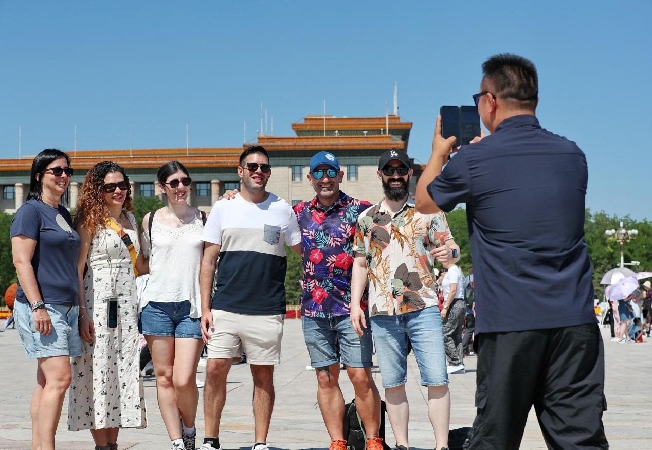 入境游持續(xù)升溫，眾多外國(guó)游客游覽天安門廣場(chǎng)。（圖片來(lái)源：視覺(jué)中國(guó)）