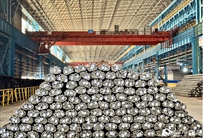 廠房?jī)?nèi)待運(yùn)輸?shù)耐ㄤ摦a(chǎn)品。人民網(wǎng) 謝瑩攝