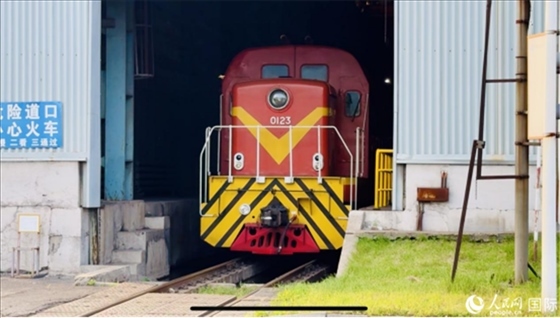 通鋼產(chǎn)品通過(guò)鐵路運(yùn)輸出場(chǎng)。人民網(wǎng) 謝瑩攝