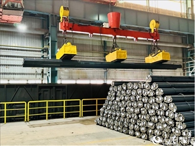 通鋼產(chǎn)品正在裝車。人民網(wǎng) 謝瑩攝