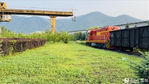 通鋼產(chǎn)品通過(guò)鐵路運(yùn)輸出場(chǎng)。人民網(wǎng) 謝瑩攝