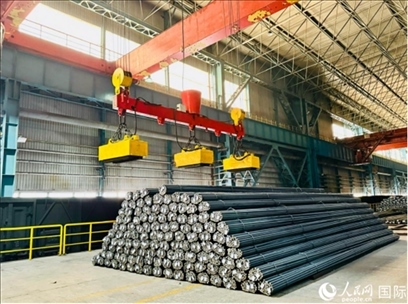 通鋼產(chǎn)品正在裝車。人民網(wǎng) 謝瑩攝