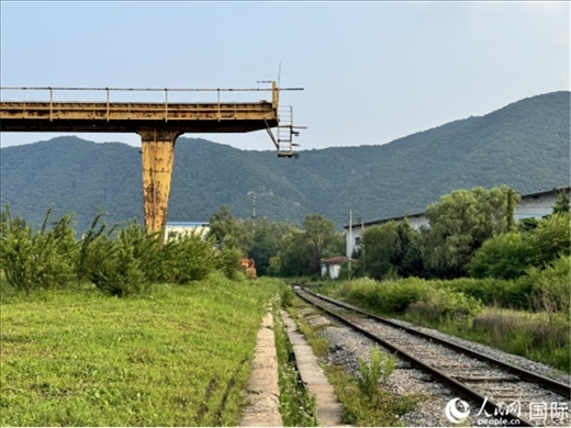 通鋼產(chǎn)品通過(guò)鐵路運(yùn)輸出場(chǎng)。人民網(wǎng) 謝瑩攝