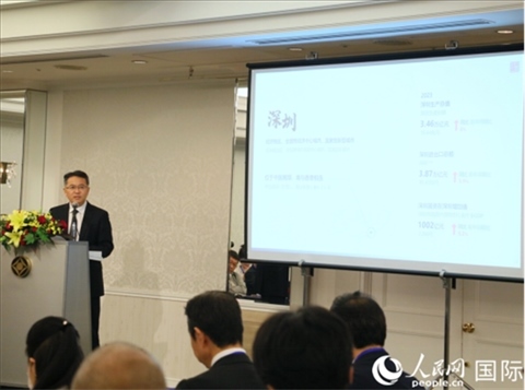 深圳市人民政府國有資產(chǎn)監(jiān)督管理委員會(huì)黨委副書記、副主任徐國東進(jìn)行深圳市推介。人民網(wǎng) 許可攝