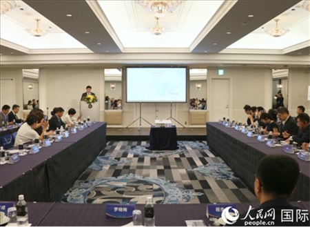 深圳市光明區(qū)委常委、副區(qū)長(zhǎng)王芳成介紹光明科學(xué)城。人民網(wǎng) 許可攝