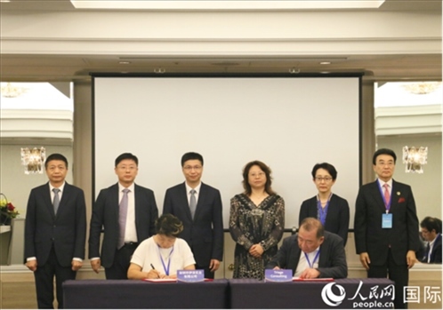 雙方企業(yè)簽訂交流與合作協(xié)議。人民網(wǎng) 許可攝