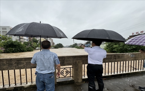 工作組在防汛一線開展工作。受訪者供圖