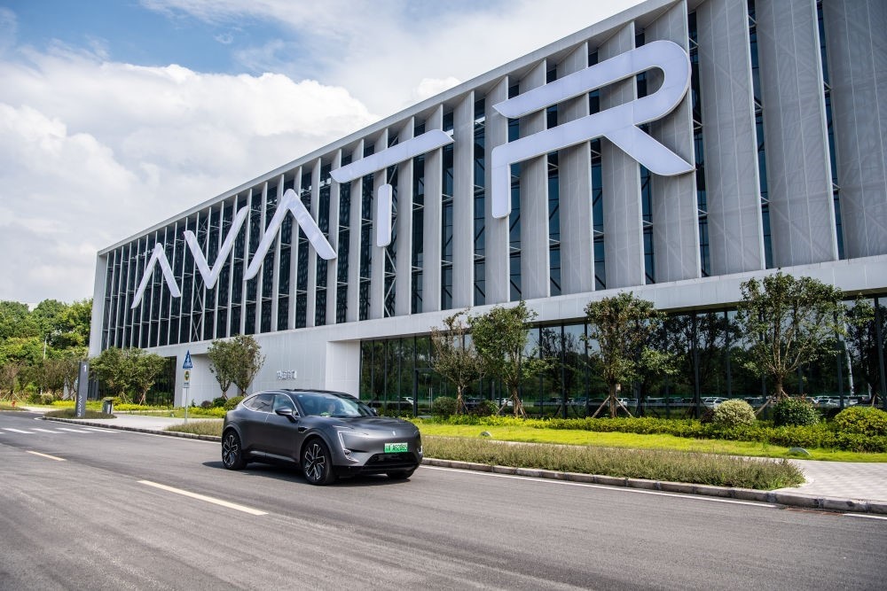 一輛新能源汽車在重慶市江北區(qū)行駛（2023年7月20日攝）。新華社記者 唐奕 攝