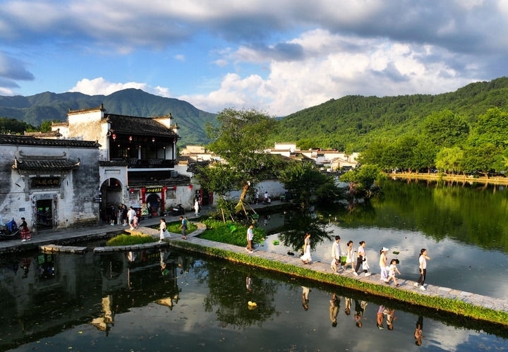 游客在安徽省黃山市黟縣宏村游玩（2024年7月7日攝）。新華社記者 杜宇 攝