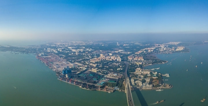 海南自貿(mào)港重點園區(qū)——洋浦經(jīng)濟開發(fā)區(qū)（2023年12月31日攝，無人機全景照片）。新華社記者 蒲曉旭 攝