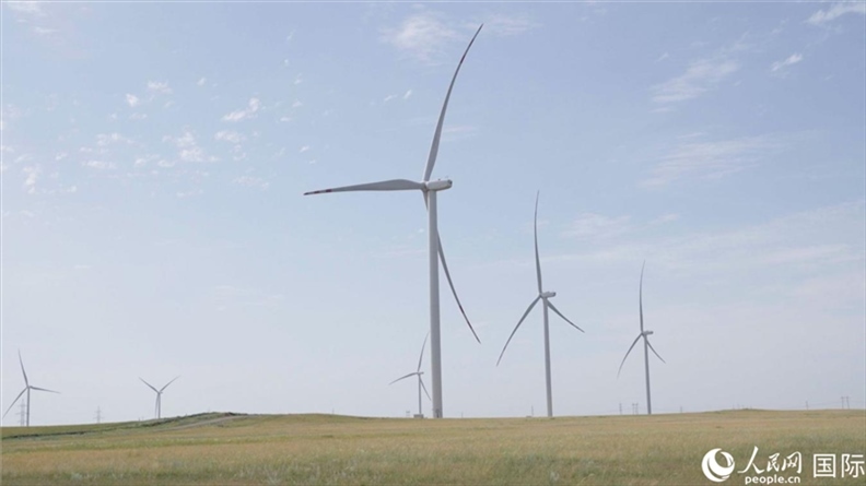 阿克莫拉州風(fēng)電項(xiàng)目群風(fēng)機(jī)。 人民網(wǎng)記者 葛泰佚攝