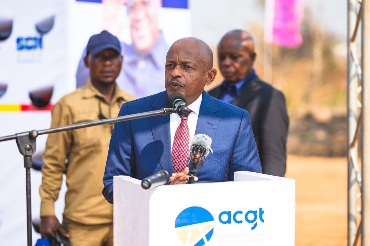 剛果（金）國務部長兼基礎設施和公共工程部長穆武尼在開工儀式上致辭。中鐵資源集團供圖