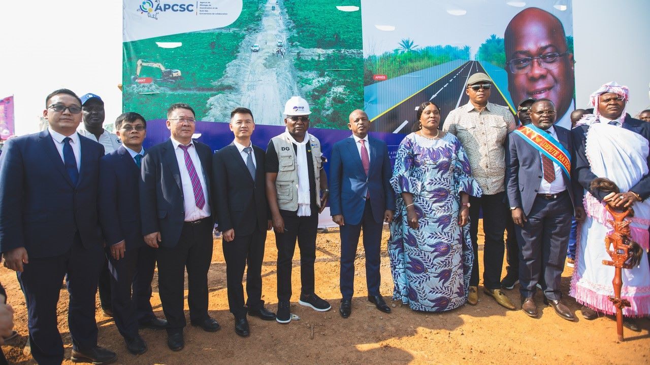 剛果（金）政府代表與中方企業(yè)代表出席開工儀式。中鐵資源集團供圖