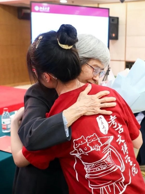 2023年，在校友向母校捐贈儀式上，鐘芳蓉與樊錦詩擁抱。校方供圖