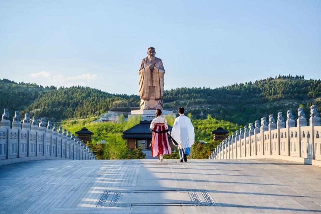 游客漫步尼山圣境領(lǐng)略古脈綿長。人民網(wǎng) 喬姝攝